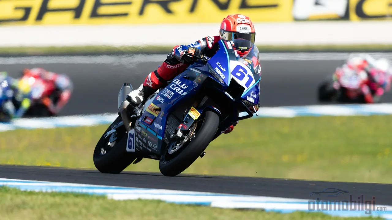 Aynı gün dünyaya gelen iki ikiz, biri Moto2'de ilki yaparken biri Britanya Supersport'un zirvesine tırmandı; Türk motorsporunun en çarpıcı ikilemi.