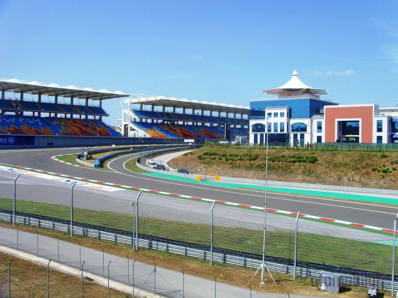 İstanbul Park'ın saat yönünün tersine akan 14 virajı ve %8'lik eğimleri, genç F2 ve F3 pilotları için mükemmel bir sınav sahası yaratıyor.