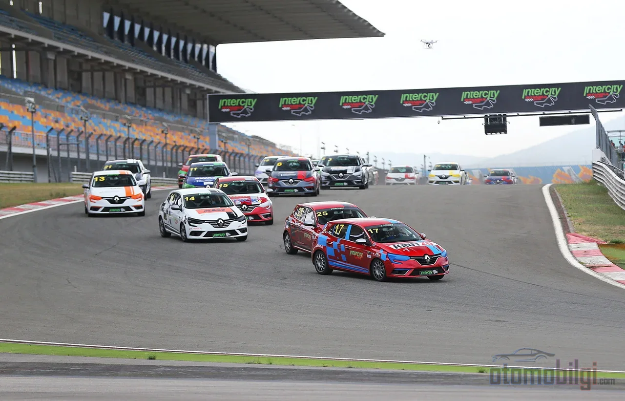 İstanbul Park artık yalnızca yarış günleri değil, kendi aracıyla pist seansı yapan amatör sürücülerle de nefes alan bir spor tesisi.