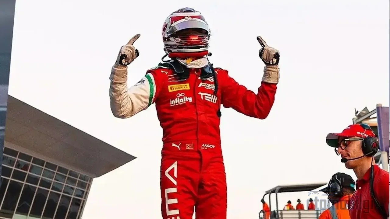 Monza'daki vize engeli bir başarısızlık değil, pist performansından bağımsız bir takvim boşluğuydu; Alp Aksoy elindeki altı yarışı iki klasmanda da madalyaya çevirdi.