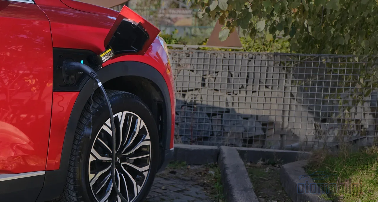 Kilit açılsa bile şarj kesintisiz sürüyor; bir onay ekranıyla uğraşmamak, elektrikli araç sahibinin asıl lüksü.