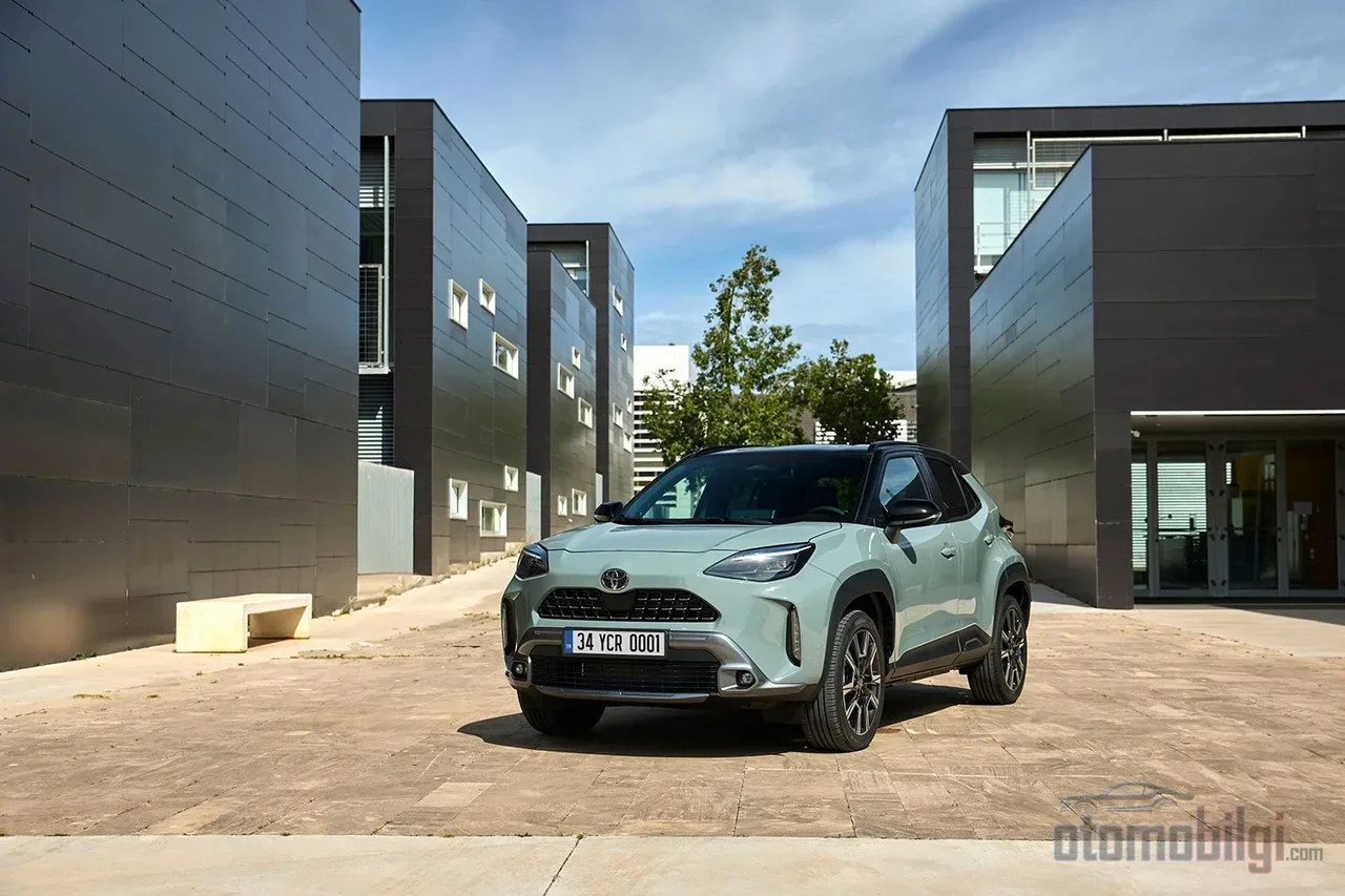 Yenilenen petek panjuru ve güncellenen LED farlarıyla Yaris Cross, B segmenti hibrit sınıfında daha olgun bir yüze kavuşuyor.