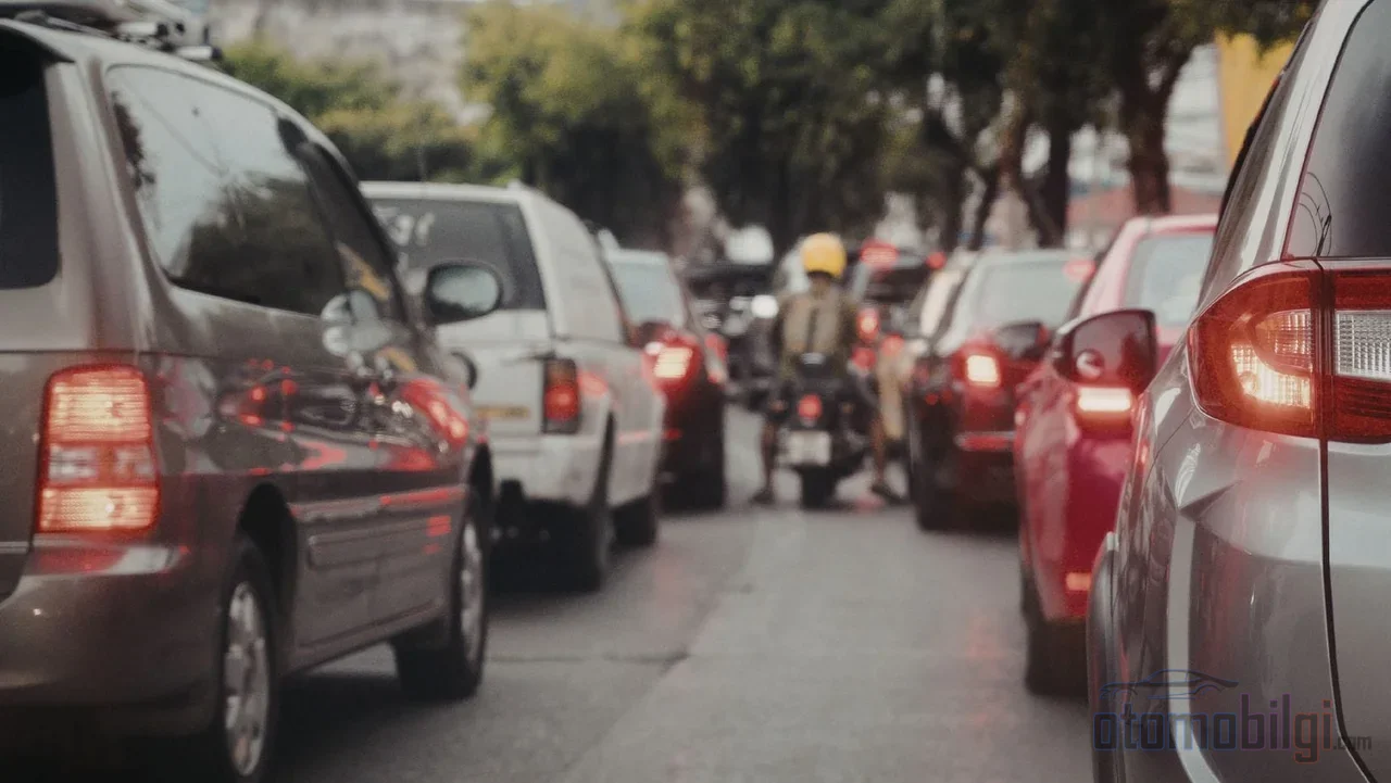 Dur-kalk trafikte 1.0 turbo motor, tam gazda soğutmaya ve zengin karışıma geçtiği için vaat edilenin aksine beklenmedik ölçüde fazla yakar.