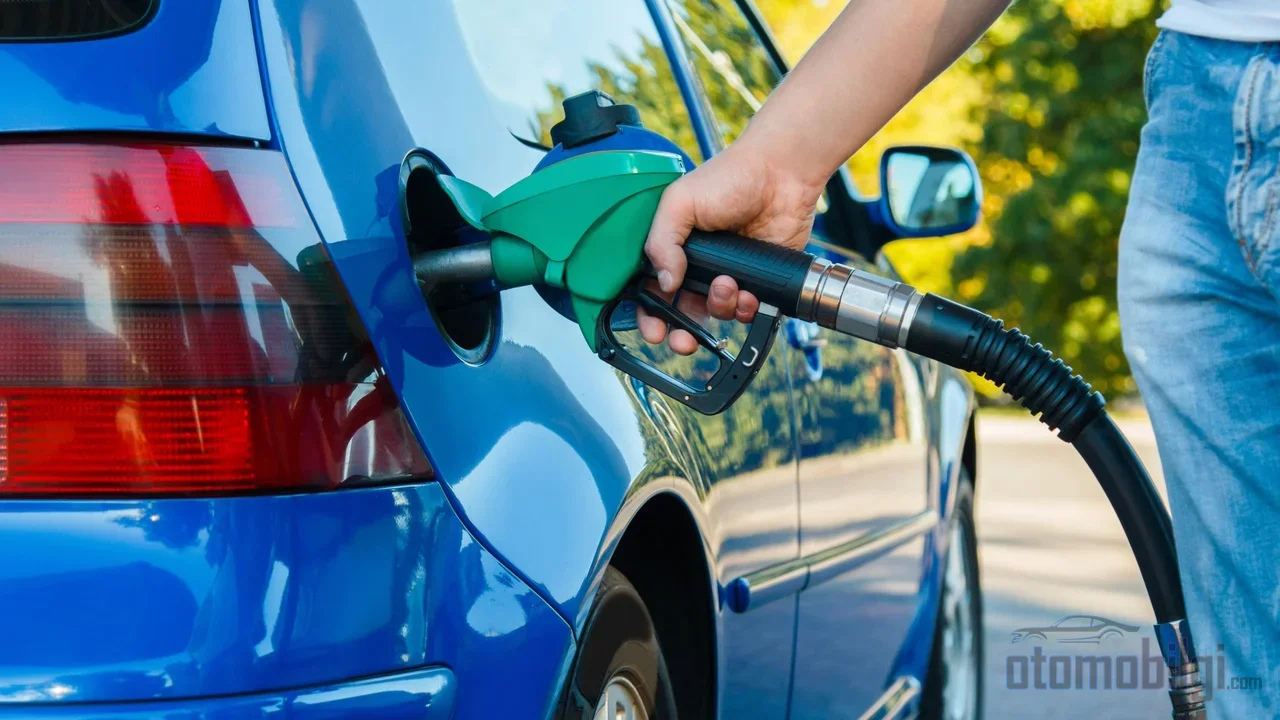 Modern enjeksiyonlu bir araçta motoru on saniyeden uzun süre rölantide çalıştırmak, kapatıp açmaktan daha fazla yakıt yakıyor.